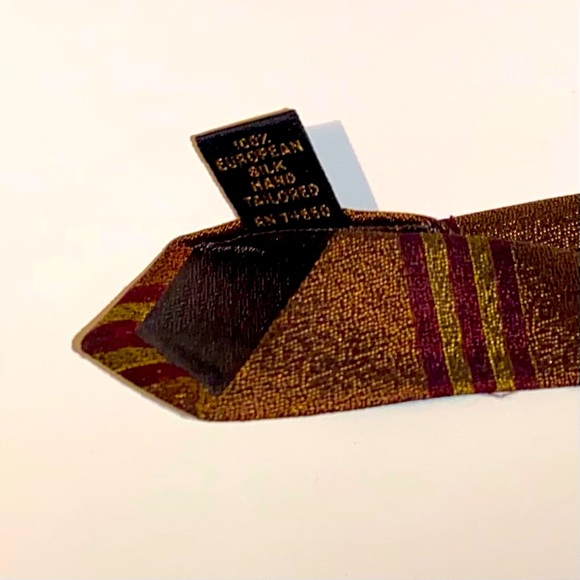 AUDREY BUCKNER Men’s Necktie Gold/Merlot Checked Design 100% European Silk - Picture 3 of 4